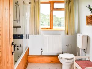 łazienka z toaletą i oknem w obiekcie The Long Barn w mieście Little Baddow