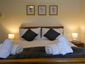ein Schlafzimmer mit einem Bett mit Handtüchern darauf in der Unterkunft Tyddyn Eli in Llangwm