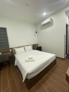 sypialnia z łóżkiem z dwoma białymi ręcznikami w obiekcie Best Hotel w Ho Chi Minh