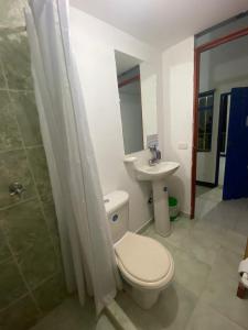 シルカシアにあるFinca Hotel La Moniのバスルーム(トイレ、洗面台付)