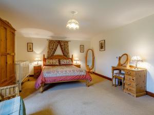 um quarto com uma cama e uma cómoda e espelho em Pantiles Barn - E3866 em Runcton Holme