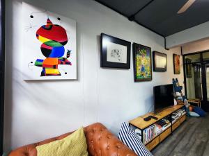 TV/Unterhaltungsangebot in der Unterkunft Baan Mai Kradan Hostel Chiang Rai