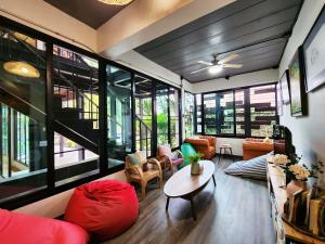 Ein Sitzbereich in der Unterkunft Baan Mai Kradan Hostel Chiang Rai