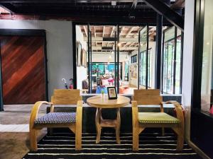 Ein Sitzbereich in der Unterkunft Baan Mai Kradan Hostel Chiang Rai