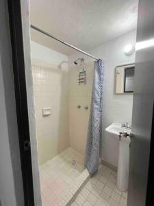 een badkamer met een douche en een wastafel bij Departamento Todo Cerca Playa Azul in Manzanillo