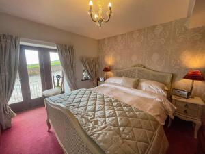 um quarto com uma cama grande e um lustre em Rambling Rose- Lwg em Ireby
