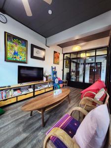 TV/Unterhaltungsangebot in der Unterkunft Baan Mai Kradan Hostel Chiang Rai