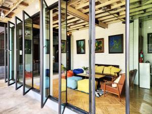 Ein Sitzbereich in der Unterkunft Baan Mai Kradan Hostel Chiang Rai