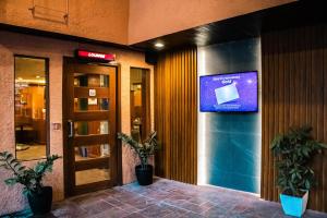 TV a/nebo společenská místnost v ubytování Hotel Ava Cuneta + 18 fotografií