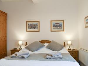 1 dormitorio con 1 cama con 2 almohadas en Sandrock House, en Sheringham