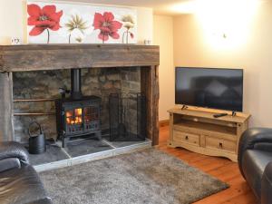 a living room with a fireplace and a television at The Arches - Uk3223 in Linden
