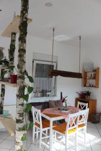 een eetkamer met een tafel en stoelen bij Ferienwohnung Brunow "In der Natur Zuhause" in Neundorf