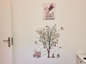 ein Baum mit Vögeln an der Wand in der Unterkunft Estoril Seaside Guest House in Estoril