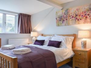 a bedroom with a bed with two towels on it at Hovera in Glenridding