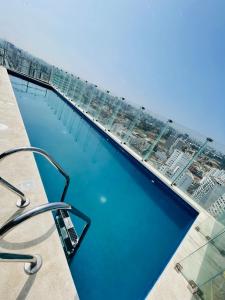 a swimming pool on top of a building at Exclusivo departamento piscina tempera vistamar in Lima