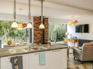 Beck View في Willoughby: مطبخ مع حوض وغرفة معيشة