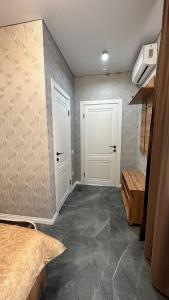 Cette chambre comprend un lit et une porte blanche. dans l'établissement гостинично-ресторанный комплекс AMARI, à Uralsk