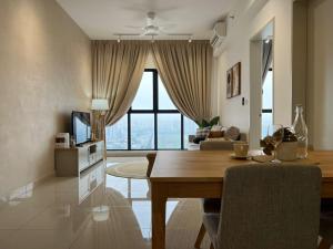 een woonkamer met een eettafel en een bank bij KL City View 2R1B Free Wifi 6pax in Kuala Lumpur