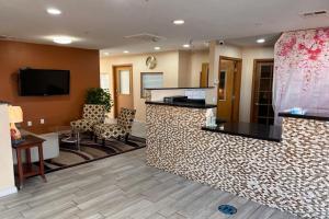 a hotel lobby with a bar and a tv at Cambridge Inn in Oklahoma City