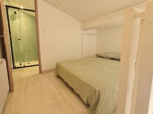 um quarto com uma cama e uma porta de vidro deslizante em Gîte Lagney, 1 pièce, 2 personnes - FR-1-584-291 