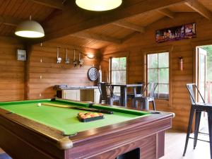 una sala de billar con una mesa de billar en una casa en West Fells Cottage, en Arlecdon