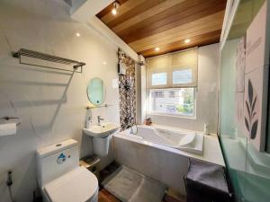 ein Badezimmer mit Toilette, Waschbecken und Badewanne in der Unterkunft Amelia's Place in Dapdap + 41 Fotos