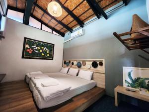 Ein Bett oder Betten in einem Zimmer der Unterkunft Baan Mai Kradan Hostel Chiang Rai