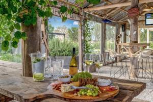 een tafel met een bord eten en een fles wijn bij Wembley House, Southern Highlands in Berrima