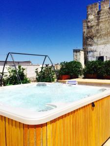 uma grande banheira de hidromassagem com água em madeira em Castello Conti Filo em Torre Santa Susanna