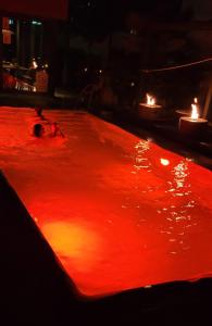 una piscina de agua roja con velas en el fondo en AVALON ideal gelegen zwischen Europapark und Rulantica, en Rust