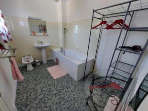 łazienka z wanną, toaletą i umywalką w obiekcie Hotel au Charme du Levat w mieście Saint Paul de Loubressac