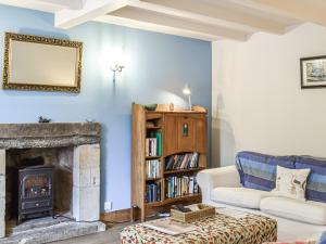 The Thatched Cottage في سانت أندروز: غرفة معيشة مع أريكة ومدفأة