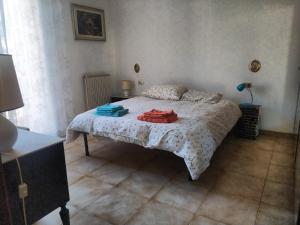 een slaapkamer met een bed met handdoeken erop bij AllogGio' in Calice Ligure