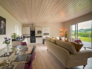 a living room with a couch and a table at Barn Owl Lodge-qu7487 in Highgate