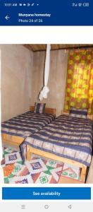 2 Betten nebeneinander in einem Zimmer in der Unterkunft Munyana homestay in Akagera