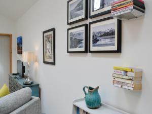 una sala de estar con un jarrón azul sobre una mesa en Y Gweithdy, en Barmouth
