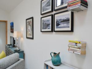 a living room with a blue vase on a table at Y Gweithdy in Barmouth