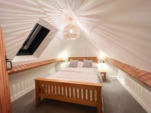 um quarto com uma cama numa tenda em The Old Stables 1 em Winterslow