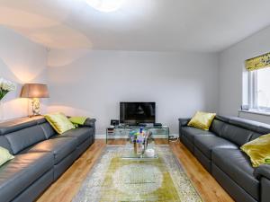 ein Wohnzimmer mit Sofas und Fernseher in der Unterkunft Marina View in Amble