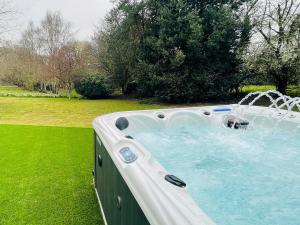 een hot tub in een tuin met een fontein bij Warren Lodge in Little Baddow