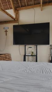 BalasanにあるJairo's Nestのベッドルームの壁に大画面薄型テレビが備わります。