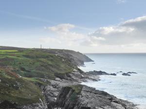 vistas al océano y a la costa rocosa en Bowjy Coth, en Lower Boscaswell