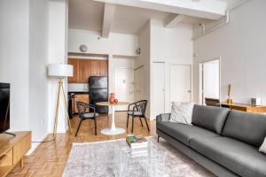 Гостиная зона в FiDi 1br w gym doorman elevator nr Wall St NYC-1051