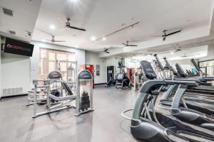 een fitnessruimte met diverse loopbanden en cardio-apparatuur bij Cozysuites Lovely 1BR Prairie Crossing Apartment 6 in Farmers Branch