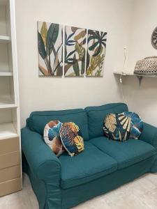 2 Kissen auf einer blauen Couch im Wohnzimmer in der Unterkunft La magia del mare in Sardegna (I.U.N. Q5901) in Iglesias