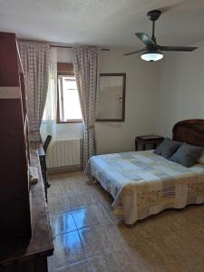 a bedroom with a bed and a window at Vivienda compartida con ambiente familiar in Seseña