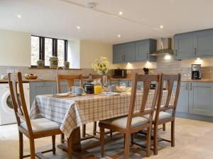 kuchnia ze stołem i krzesłami w kuchni w obiekcie Bucknole Farm - The Old Shippon w mieście Northleigh