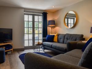 sala de estar con sofá y TV en Garden Flat en Ryde