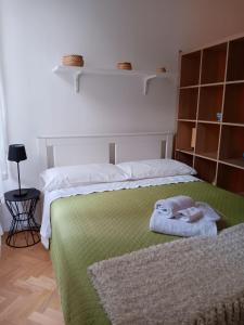 sypialnia z dwoma łóżkami i ręcznikami na łóżku w obiekcie Sempione Studio w Mediolanie
