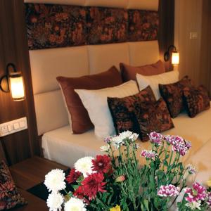 LASA HOMES في جانجتوك: غرفة نوم مع سرير مع مجموعة من الزهور